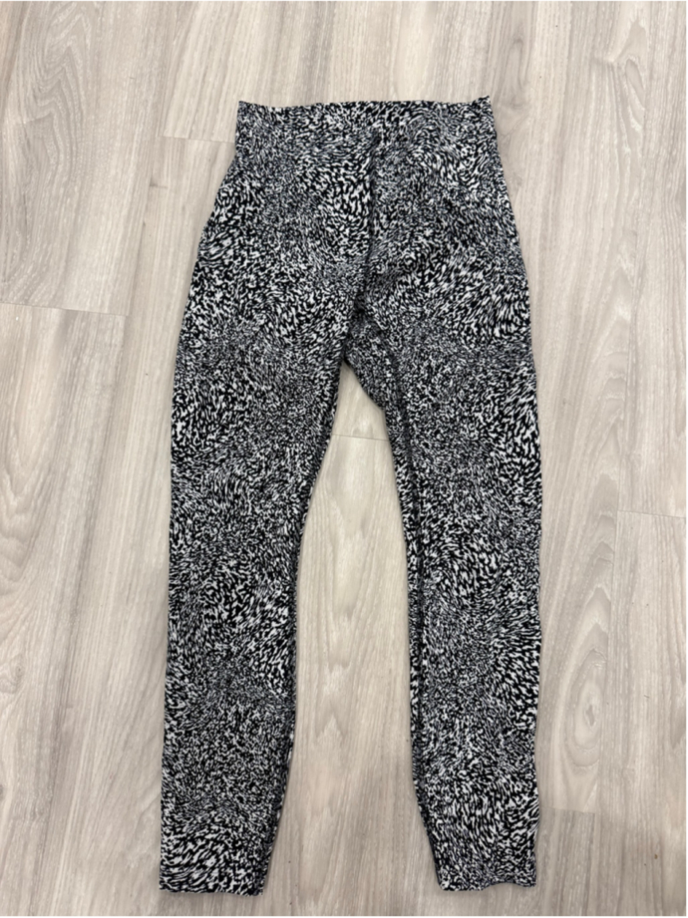 LN Lululemon Leggings Size 4 Black White Patterned instill tight warped grain